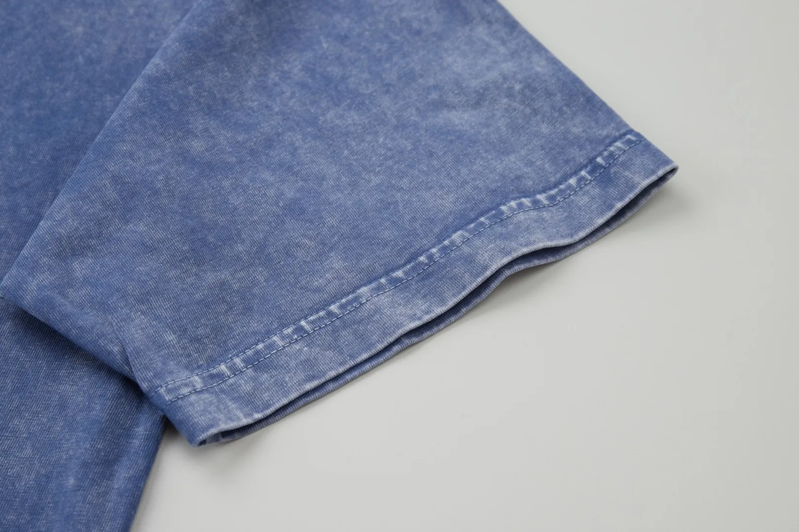 🅿️240 ✨CH✨🆕25SS spring and summer new style ✝Fresh rhinestone short sleeves Light luxury essential item for daily commuting for men and women Correct version Welcome to compare Detailed features · 280g 100% pure cotton double yarn jersey fabric · Custom dyed in the same vat, special thickened 32 count double-ply 1X1 thread · Imported Australian pearlescent diamonds✝patterns➕hardware nuts are stamped at high temperature. Ready-made garments are dyed, then faded and fried with snowflakes and frayed. Then washed to make them look old. General washing improves the effect · Double-needle stitching and seam-crossing process · Original main mark washed tag brand moisture-proof paper packaging Color: black/green/red/blue Size: S/M/L/XL